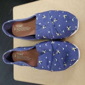 Bee patterned, blue Toms